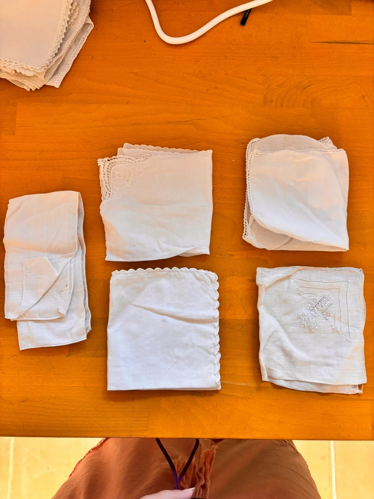 Lot de 5 mouchoirs anciens en tissu blanc / dentelle & broderies